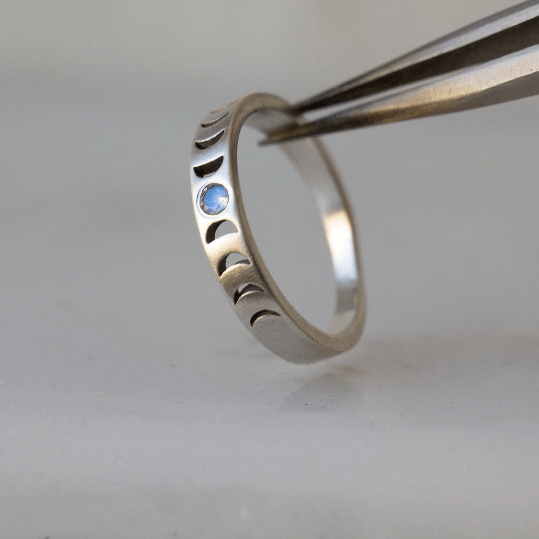 12th HOUSE Bisclavret moon phase ring in silver | Rainbow Moonstone
