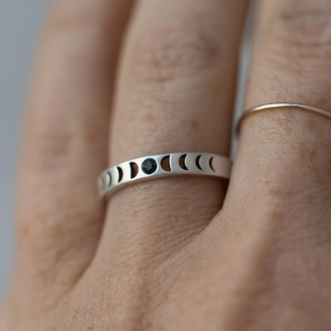 12th HOUSE Bisclavret moon phase ring in silver | Rainbow Moonstone